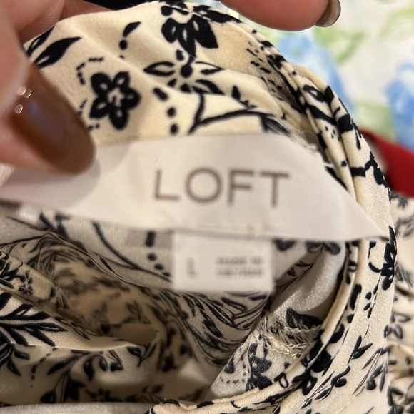 Cream and Black Blouse with high neck and beautiful tie back - Picture 5 of 5